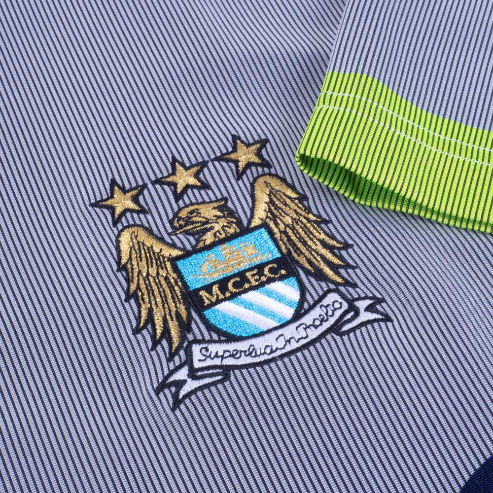 Manchester City 2000-01 Retro Football Jersey - Image 3